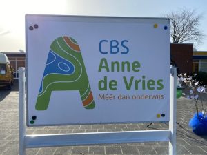 CBS Anne de Vries logo