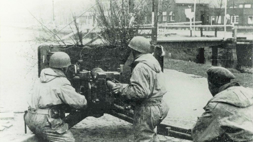 Poolse militairen tijdens de bevrijding in de Ceresstraat, waar Huis ter Marse staat